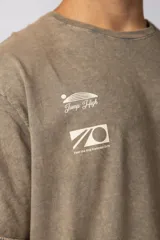 Remera gris de algodón con efecto gastado y estampas Jump High al frente y atrás.