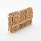 Bolso de mano color beige confeccionado en rafia trenzada, con diseño rectangular y bandolera de cadena dorada.