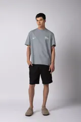 Bermuda cargo color blanco, confeccionada en mezcla de lino y rayón, con cintura elástica ajustable con cordón y bolsillo lateral tipo cargo.