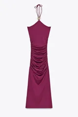 Vestido color fucsia de poliamida con cuello halter con lazada y detalle de aplicación metálica en forma de sol.