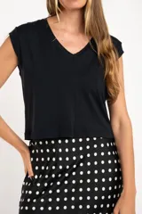 Remera blanca de viscosa con cuello en V y corte al cuerpo.