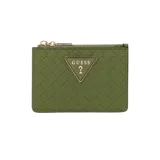 Billetera Guess Alisha color verde oliva con diseño tejido en relieve. Tiene cierre superior con cremallera dorada y logo triangular metálico dorado en el frente.