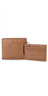 Billetera marrón de cuero con bolsillo al frente, tarjetero extraíble con elástico, doble compartimento para billetes, tarjeteros y bolsillos.