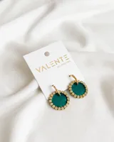 Aros colgantes con aro de acero dorado y pieza circular de acrílico verde esmeralda con borde de strass dorados.
