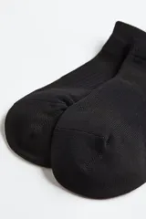 Pack de tres pares de medias deportivas negras, de corte bajo, confeccionadas en tejido DryMove™ que ayuda a absorber el sudor.