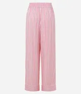 Pantalón de cambraia color rosa con rayas verticales blancas, de corte recto y cintura alta con elástico y lazo.