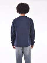 Campera bomber de micropolar azul marino con cierre frontal, cuello redondo y bolsillo vertical con cierre en el pecho.