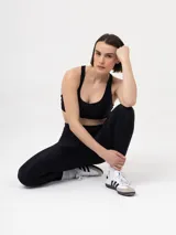 Calza deportiva negra de tiro alto.