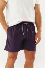 Shorts de playa en color aqua con cintura elástica y cordón, con bolsillos laterales y trasero, fabricados en tela ligera y de rápido secado.