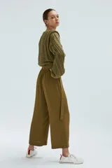 Pantalón verde militar de crepé georgette, tiro alto, corte recto y largo cropped. Cintura elastizada en la espalda y lazo para ajustar.