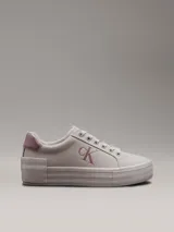 Zapatillas urbanas Calvin Klein color gris claro con plataforma y logo CK en el lateral. Presentan detalles en color rosa en el talón y el logo.