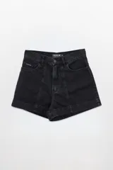 Short de denim negro, tiro medio y corte recto.