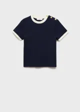 Camiseta azul marino de manga corta con cuello redondo y ribete blanco en cuello y mangas. Presenta botones decorativos dorados en el hombro.