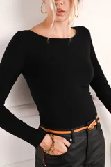 Remera de manga larga color blanco, confeccionada en algodón con elastano para un calce al cuerpo y comodidad.