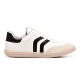 Championes blancos con detalles en negro y beige, de cuero sintético.