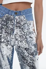 Pantalón de tiro alto, corte recto y pierna amplia, completamente cubierto de lentejuelas negras brillantes.