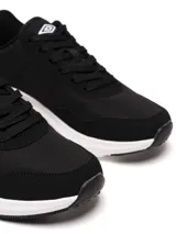 Championes Umbro modelo Volcan, color negro con detalles en blanco. Presentan un diseño deportivo con capellada de tela y gamuza, entresuela blanca gruesa y el logo Umbro en el lateral.