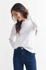 Remera gris de algodón, de corte recto y manga larga.