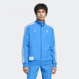 Campera Adidas del Real Madrid, modelo Terrace Icons, color celeste con detalles en blanco. Presenta cierre frontal, cuello alto, bolsillos frontales y escudo bordado del Real Madrid.
