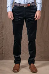 Pantalón de pana color azul marino, corte slim fit y botamanga.