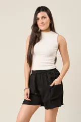 Short color marrón claro con cintura elástica ajustable con cordón, bolsillos laterales y bolsillos cargo con solapa en los muslos.