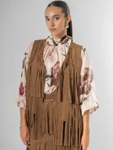 Chaleco de gamuza color marrón con flecos largos y caídos.