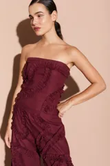 Top strapless color bordó, con volados decorativos en el frente.