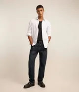 Pantalón de jean azul oscuro de corte recto, con cintura con trabillas, cierre de botón y cremallera, bolsillos y etiqueta aplicada.