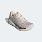 Championes de running Adidas Supernova Stride 2.0, color rosa pálido con detalles en blanco y suela en color borgoña.