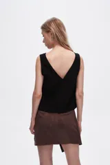 Blusa color beige de poliéster, al cuerpo y con cuello en V.