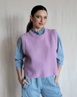 Chaleco de lana lila con cuello redondo y sisas acanaladas.