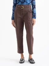 Pantalón marrón oscuro, estilo mom fit, con pinzas delanteras, talle alto y cinturón con hebilla de cadena dorada.