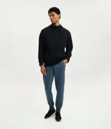 Pantalón deportivo liso color azul, con ajuste elástico en la cintura y bolsillos laterales.