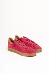 Zapatillas acordonadas de cuero vacuno color borgoña con detalle de gamuza en el talón y suela de goma color caramelo.