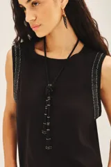 Musculosa de lino color negro con apliques de mostacillas y canutillos plateados en las sisas.