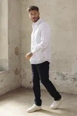 Camisa blanca de corte slim fit, manga larga y cuello clásico. Cierre frontal con botones.