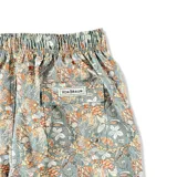Short de baño para hombre con estampado floral en tonos celeste, naranja y blanco. Tiene elástico en la cintura, cordón ajustable, tres bolsillos y mesh interior hipoalergénico.