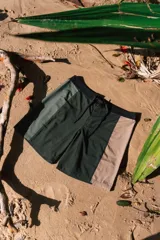 Short de baño verde con paneles laterales en verde claro y beige.