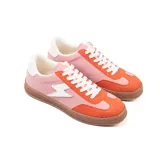 Zapatillas urbanas de simil cuero color rosa y naranja, con cordones blancos, suela marrón y detalle de rayo blanco en el lateral.