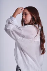 Camisa manga 3/4 color lila con textura arrugada, cuello clásico y dos bolsillos frontales.