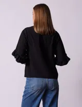Blusa de gasa color crema con estampado de flores amarillas, de manga 3/4 con volados.