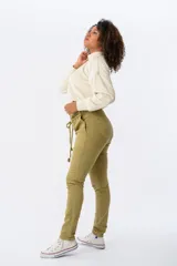Buzo color crudo de corte jogger, confeccionado en algodón y elastano.