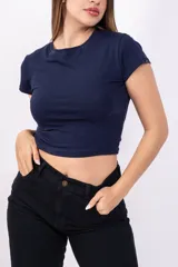 Remera corta de algodón color rosa, con cuello redondo y mangas cortas.