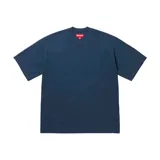 Camiseta azul con el logo de Supreme en letras grandes color amarillo.