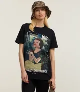 Remera negra de algodón con estampa de Blanca Nieves, cuello redondo y mangas cortas.