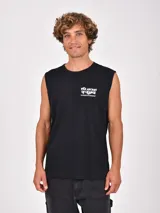 Musculosa negra de corte recto, sin mangas y con cuello redondo. Presenta un estampado frontal en blanco con texto en tipografía estilo retro.