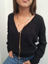 Collar doble dorado con cadena fina y colgante en forma de Y.