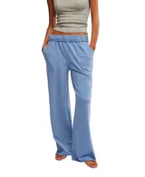 Pantalón de jogging celeste con cintura elástica, bolsillos laterales y corte acampanado.
