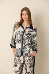 Camisa de mangas anchas con cuello clásico y estampado floral.