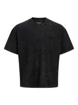 Remera negra con efecto acid wash, corte oversize y mangas cortas.